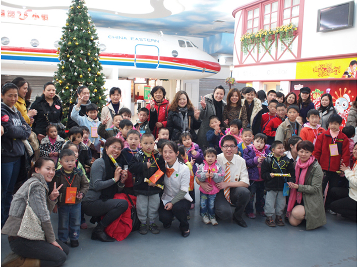 2010年 丽妍雅集Rubis SPA 爱心会员携上海儿童福利院的宝贝们游玩“星期八小镇”